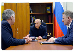 Vladimir Putin held a meeting with Sergei Khokhlov, the General Director of Sibirsko-Amurskaya Stal, a management company of the Amurmetall Group, and the Governor of Khabarovsk region Vyacheslav Shport|11 may, 2009|12:16