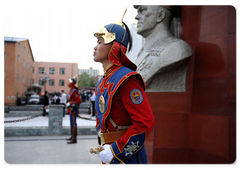 В.В.Путин возложил цветы к мемориальному комплексу маршала Георгия Жукова|13 мая, 2009|12:10