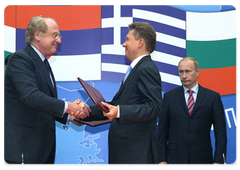 В присутствии В.В.Путина и С.Берлускони «Газпром» и итальянская компания ЭНИ подписали второе дополнение к Меморандуму о взаимопонимании от 23 июня 2007 года о дальнейших шагах по реализации проекта «Южный поток»|15 мая, 2009|21:27