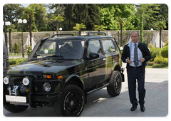 В.В.Путин показал журналистам купленную им около месяца назад машину «Нива»|16 мая, 2009|16:35