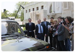 Prime Minister Vladimir Putin showing journalists the new Niva car he bought about a month ago|16 may, 2009|16:35