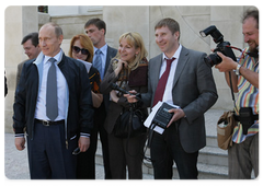 В.В.Путин показал журналистам купленную им около месяца назад машину «Нива»|16 мая, 2009|16:35