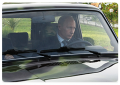 Prime Minister Vladimir Putin showing journalists the new Niva car he bought about a month ago|16 may, 2009|20:04
