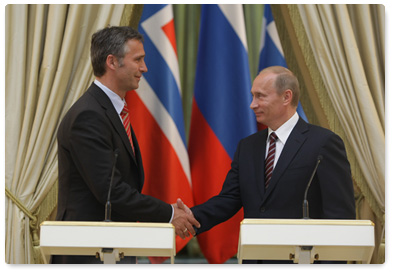 Prime Minister Vladimir Putin and his Norwegian counterpart Jens Stoltenberg held a joint news conference following bilateral intergovernmental talks
