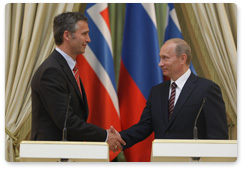 По итогам российско-норвежских межправительственных переговоров В.В.Путин и Премьер-министр Норвегии Й.Столтенберг провели совместную пресс-конференцию