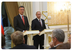 Prime Minister Vladimir Putin and his Norwegian counterpart Jens Stoltenberg conduct a joint news conference following bilateral intergovernmental talks|19 may, 2009|11:00