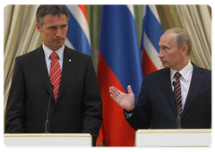 Prime Minister Vladimir Putin and his Norwegian counterpart Jens Stoltenberg conduct a joint news conference following bilateral intergovernmental talks|19 may, 2009|11:00