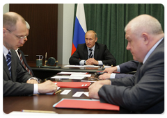 Prime Minister Vladimir Putin chairing a meeting on development and optimisation of the nuclear industry during his visit to the Dukhov Automation Institute|20 may, 2009|11:11