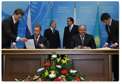 По итогам российско-казахстанских межправительственных переговоров в присутствии В.В.Путина и К.К.Масимова был подписан ряд документов