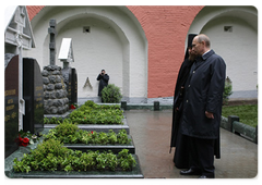 Prime Minister Vladimir Putin visited the cemetery of the Donskoy Monastery in Moscow|24 may, 2009|17:27