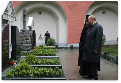 Prime Minister Vladimir Putin visited the cemetery of the Donskoy Monastery