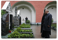 Prime Minister Vladimir Putin visited the cemetery of the Donskoy Monastery