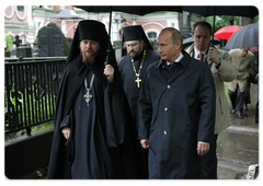 Prime Minister Vladimir Putin visited the cemetery of the Donskoy Monastery in Moscow|24 may, 2009|17:27