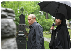 Prime Minister Vladimir Putin visited the cemetery of the Donskoy Monastery in Moscow|24 may, 2009|17:27