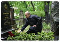 Prime Minister Vladimir Putin visited the cemetery of the Donskoy Monastery in Moscow|24 may, 2009|17:27