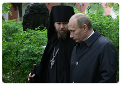 Prime Minister Vladimir Putin visited the cemetery of the Donskoy Monastery in Moscow|24 may, 2009|17:27