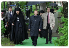 Prime Minister Vladimir Putin visited the cemetery of the Donskoy Monastery in Moscow|24 may, 2009|17:27