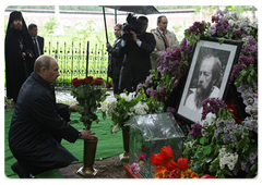 Prime Minister Vladimir Putin visited the cemetery of the Donskoy Monastery in Moscow|24 may, 2009|17:27