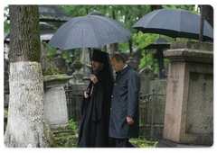 Prime Minister Vladimir Putin visited the cemetery of the Donskoy Monastery in Moscow|24 may, 2009|17:27