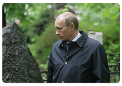 Prime Minister Vladimir Putin visited the cemetery of the Donskoy Monastery in Moscow|24 may, 2009|17:27