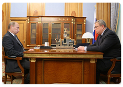 Vladimir Putin met with Konstantin Tsitsin, Chairman of the Board of the Fund for Reforming Housing and Public Utilities.|26 may, 2009|16:09