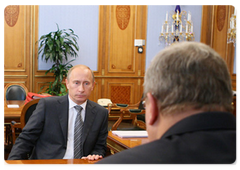 Vladimir Putin met with Konstantin Tsitsin, Chairman of the Board of the Fund for Reforming Housing and Public Utilities.|26 may, 2009|16:09