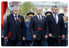 Federation Council Speaker Sergei Mironov, Prime Minister Vladimir Putin and Defence Minister Anatoly Serdyukov during the ceremony of laying a wreath at the Tomb of the Unknown Soldier|8 may, 2009|10:00