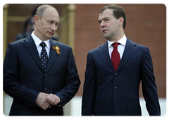 Prime Minister Vladimir Putin and President Dmitry Medvedev during the ceremony of laying a wreath at the Tomb of the Unknown Soldier|8 may, 2009|12:22