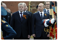 Federation Council Speaker Sergei Mironov and Prime Minister Vladimir Putin during the ceremony of laying a wreath at the Tomb of the Unknown Soldier|8 may, 2009|12:22