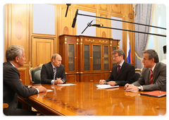 В.В.Путин провел рабочую встречу с главой Сбербанка Г.О.Грефом и исполнительным директором компании «Магна Интернэшнл» З.Вольфом|1 июня, 2009|20:26