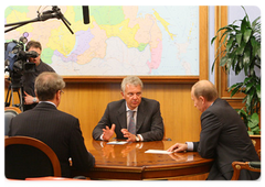 В.В.Путин провел рабочую встречу с главой Сбербанка Г.О.Грефом и исполнительным директором компании «Магна Интернэшнл» З.Вольфом|1 июня, 2009|20:35
