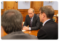 В.В.Путин провел рабочую встречу с главой Сбербанка Г.О.Грефом и исполнительным директором компании «Магна Интернэшнл» З.Вольфом|1 июня, 2009|20:39