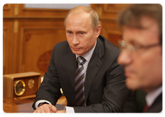 В.В.Путин провел рабочую встречу с главой Сбербанка Г.О.Грефом и исполнительным директором компании «Магна Интернэшнл» З.Вольфом|1 июня, 2009|20:39