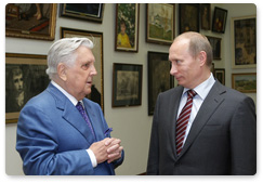 Prime Minister Vladimir Putin visited artist Ilya Glazunov at his gallery to congratulate him on his 79th birthday