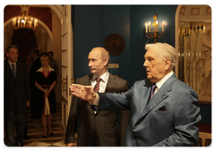 Prime Minister Vladimir Putin congratulating artist Ilya Glazunov on his 79th birthday during a visit to his gallery|10 june, 2009|19:28