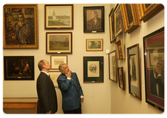 Prime Minister Vladimir Putin congratulating artist Ilya Glazunov on his 79th birthday during a visit to his gallery|10 june, 2009|19:28