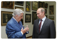 Prime Minister Vladimir Putin congratulating artist Ilya Glazunov on his 79th birthday during a visit to his gallery|10 june, 2009|19:28