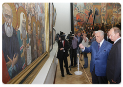 Prime Minister Vladimir Putin congratulating artist Ilya Glazunov on his 79th birthday during a visit to his gallery|10 june, 2009|19:28