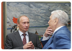 Prime Minister Vladimir Putin congratulating artist Ilya Glazunov on his 79th birthday during a visit to his gallery|10 june, 2009|19:28