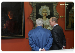 Prime Minister Vladimir Putin congratulating artist Ilya Glazunov on his 79th birthday during a visit to his gallery|10 june, 2009|19:28