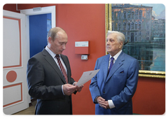 Prime Minister Vladimir Putin congratulating artist Ilya Glazunov on his 79th birthday during a visit to his gallery|10 june, 2009|19:28