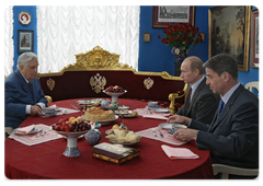 Prime Minister Vladimir Putin and Culture Minister Alexander Avdeyev visit Ilya Glazunov at his gallery to congratulate him on his 79th birthday|10 june, 2009|19:28