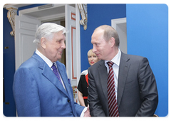 Prime Minister Vladimir Putin leaves a message in the guestbook at the Moscow State Picture Gallery of Ilya Glazunov|10 june, 2009|19:28