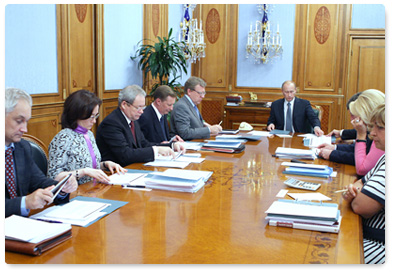 Prime Minister Vladimir Putin chaired a meeting on tentative main federal budget targets for 2010 and the 2011-2012 planning period