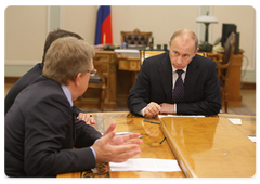 Prime Minister Vladimir Putin chairing a meeting on money allowances for military personnel and persons with an equated status|17 june, 2009|12:23