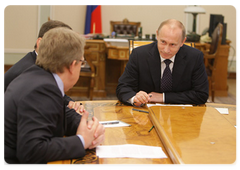 Prime Minister Vladimir Putin chairing a meeting on money allowances for military personnel and persons with an equated status|17 june, 2009|12:38