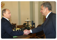 Prime Minister Vladimir Putin during a working meeting with Minister of Industry and Trade Viktor Khristenko|18 june, 2009|14:23