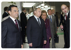 Prime Minister Vladimir Putin toured the Nissan assembly plant in St Petersburg|2 june, 2009|16:59