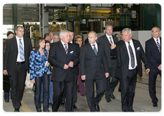 Председатель Правительства России В.В.Путин посетил ОАО «Ижорские заводы» в Санкт-Петербурге, где осмотрел сварочно-сборочное производство и принял участие в запуске крупнейшей 120-тонной сталеплавильной печи|2 июня, 2009|18:48