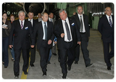 Председатель Правительства России В.В.Путин посетил ОАО «Ижорские заводы» в Санкт-Петербурге, где осмотрел сварочно-сборочное производство и принял участие в запуске крупнейшей 120-тонной сталеплавильной печи|2 июня, 2009|18:48